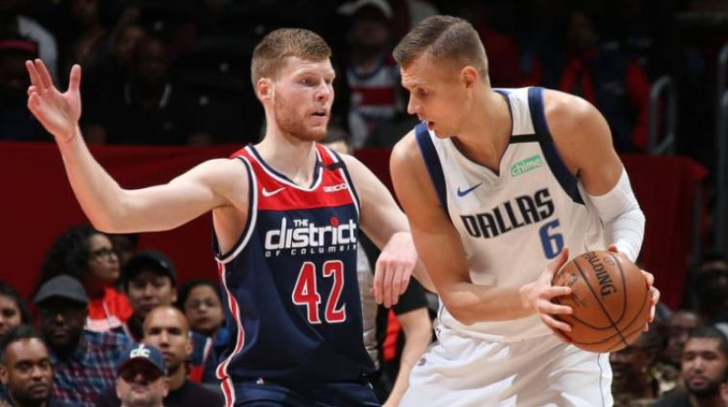 Dāvis Bertāns un Kristaps Porziņģis. Foto: Sportingnews.com