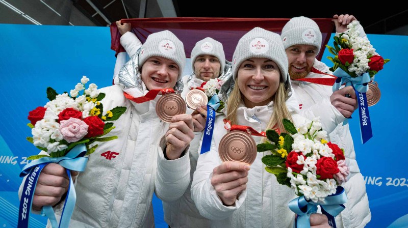 Elīza Tīruma (priekšplānā) ar Latvijas stafetes komandu Pekinā. Foto: LOK/Mikus Kļaviņš