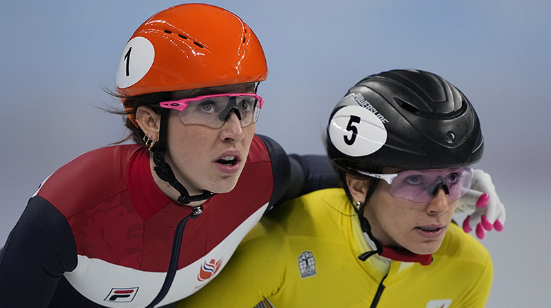 Zelta medaļniece Suzanna Šultinga un bronzas ieguvēja Hanne Demeta. Foto: AP/Scanpix