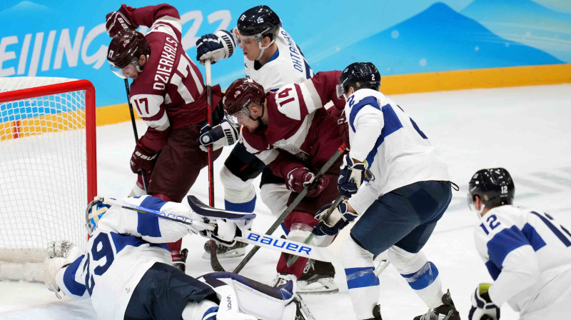 Latvijas izlases hokejisti pie somu vārtiem. Foto: LOK/ Edijs Pālens/ LETA