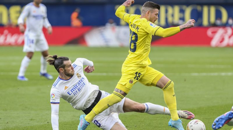 Garets Beils cīņā par bumbu. Foto: AP/Scanpix