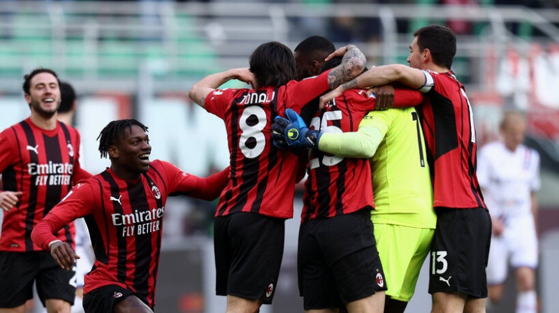 Milānas futbolisti atzīmē vārtu guvumu. Foto: SIPA/Scanpix