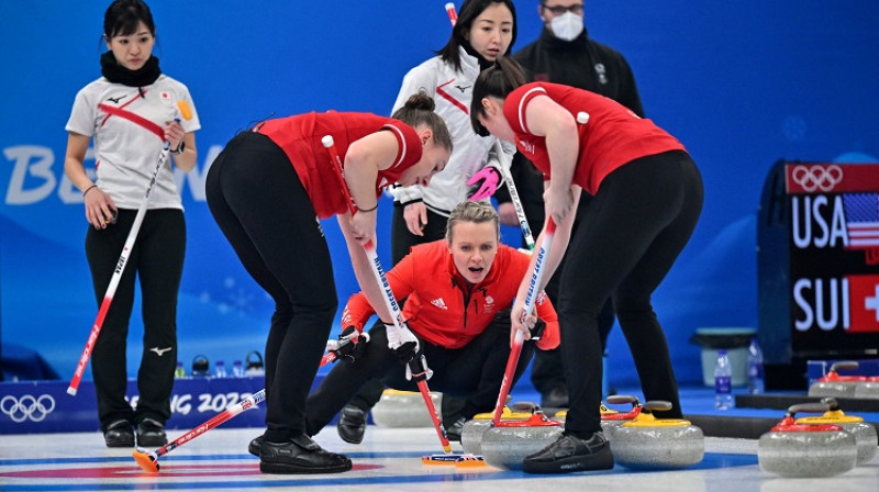 Lielbritānijas kērlingistes cīņā ar Japānas komandu. Foto: AFP/Scanpix