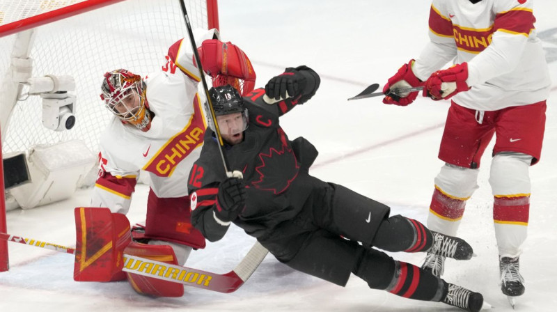 Kanādas izlases uzbrucējs Ēriks Stāls Ķīnas valstsvienības vārtu priekšā. Foto: Ryan Remiorz/Zumapress.com/Scanpix