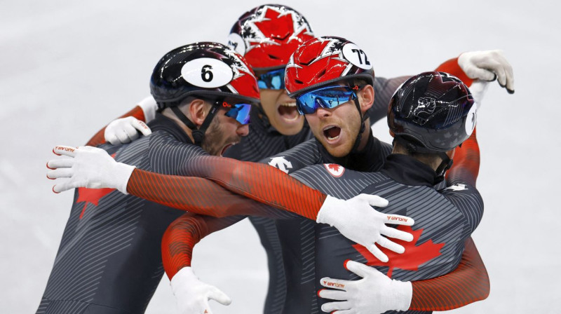 Kanādas šorttrekisti svin triumfu 5000 metru stafetes sacensībās. Foto: Reuters/Scanpix
