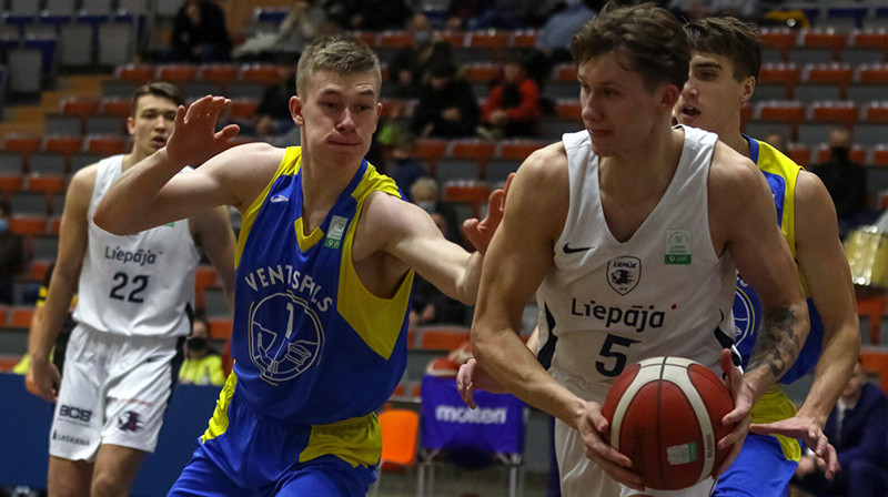 Kristiāns Šulcs aizsardzībā pret Robertu Bērziņu. Foto: Ģirts Gertsons