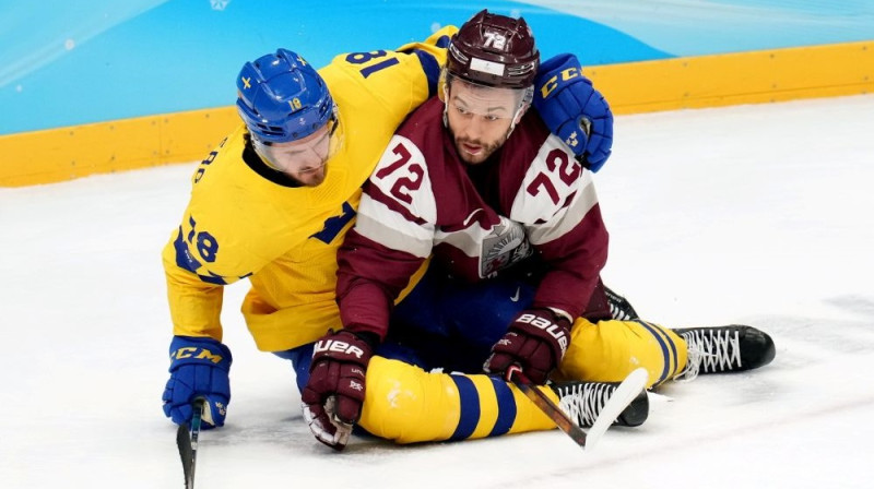 Jānis Jaks spēlē pret Zviedrijas izlasi. Foto: LOK/Edijs Pālens/LETA
