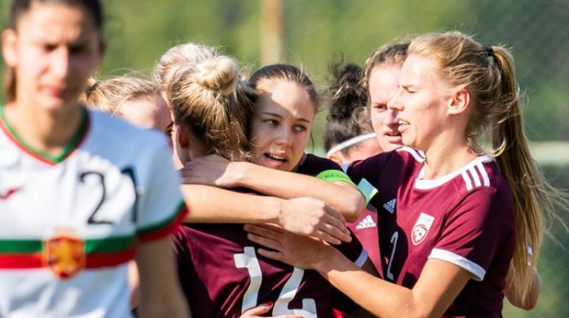 Sandra Voitāne tiek sveikta ar vārtu guvumu. Foto: LFF.lv