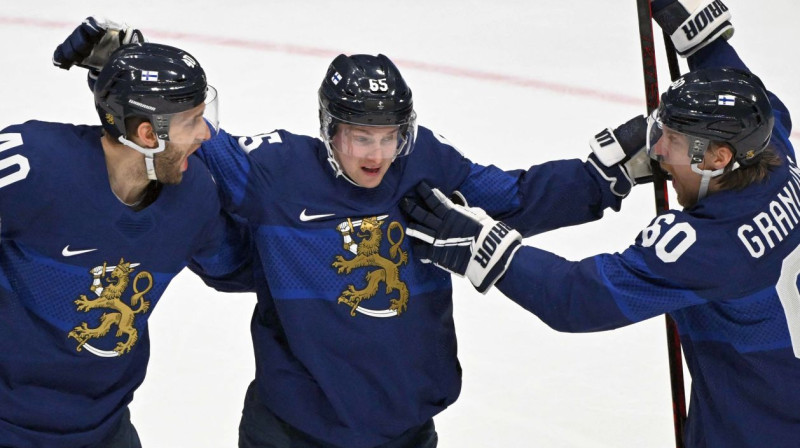 Somijas izlases uzbrucējs Sakari Manninens (vidū) svin vārtu guvumu. Foto: AFP/Scanpix
