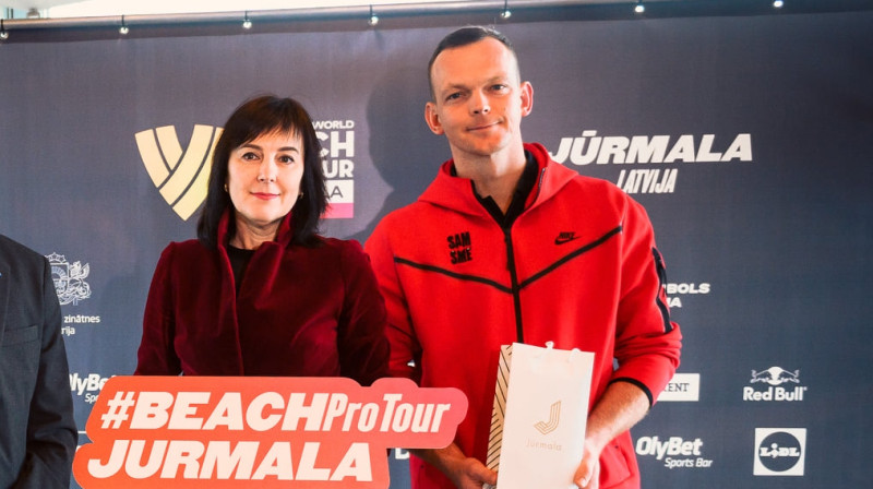 Jūrmalas domes priekšsēdētāja vietniece Rita Sproģe un pludmales volejbolists Jānis Šmēdiņš. Foto: Jurmala.Beachvolley
