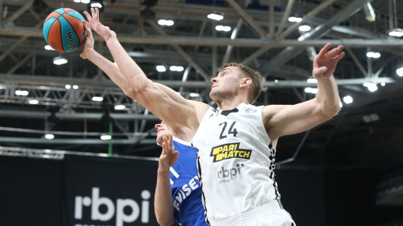 Rolands Freimanis cīņā par bumbu. Foto: VTB līga