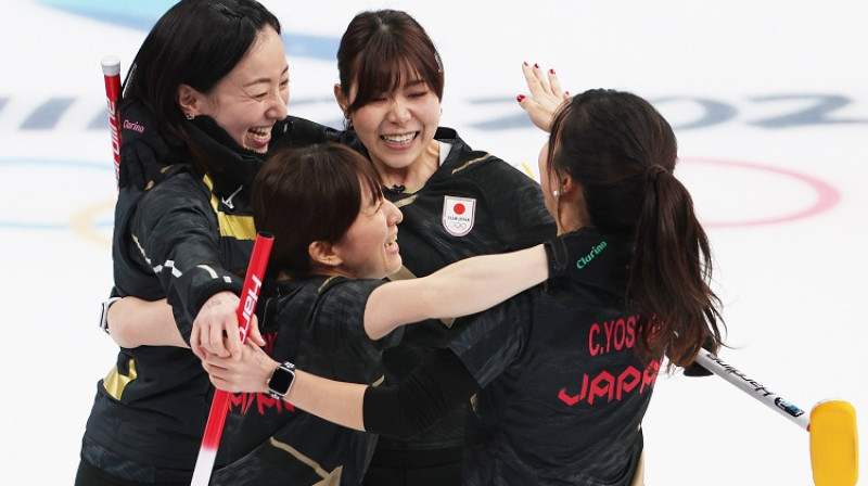 Japānas kērlingistes svin iekļūšanu finālā. Foto: EPA/Scanpix