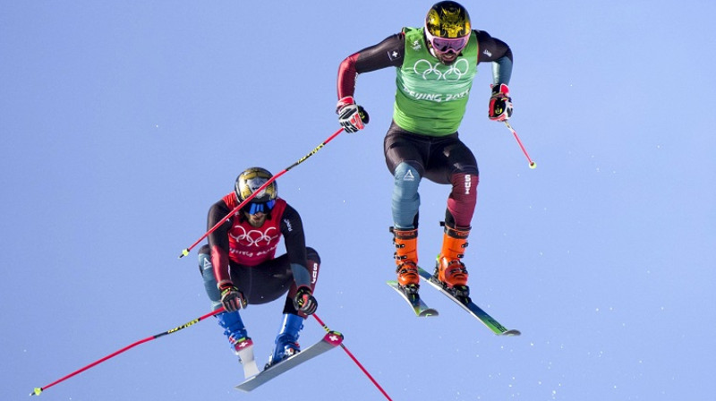 Raiens Regecs un Alekss Fiva lēcienā pirms finiša. Foto: Sipa/Scanpix