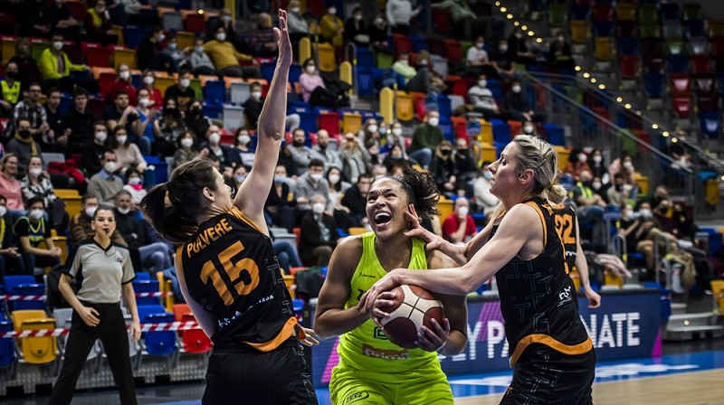 Ieva Pulvere un Gunta Baško cīņā ar Alisu Tomasu. Foto: EuroLeague Women