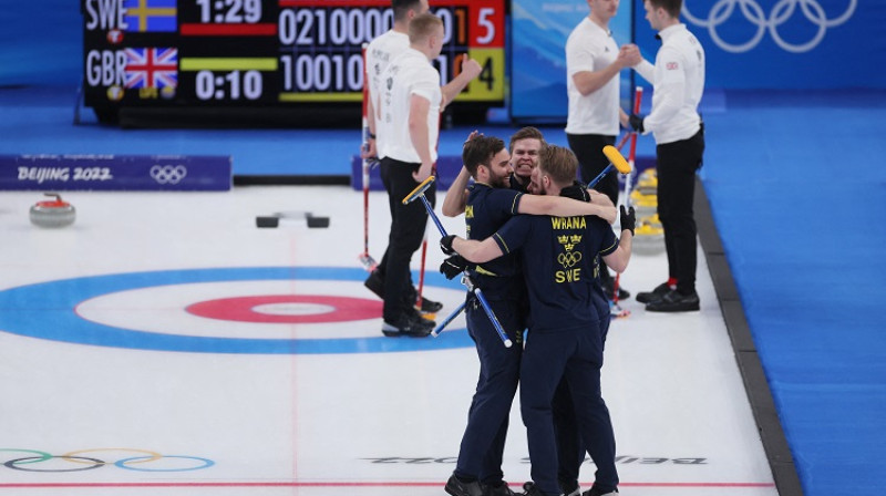 Zviedrijas kērlingisti svin uzvaru. Foto: Reuters/Scanpix