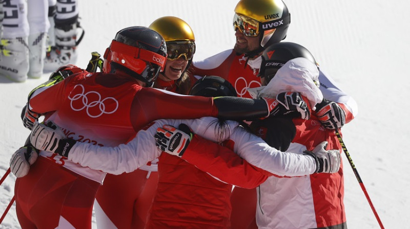 Austrijas kalnu slēpotāji svin uzvaru. Foto: EPA/Scanpix