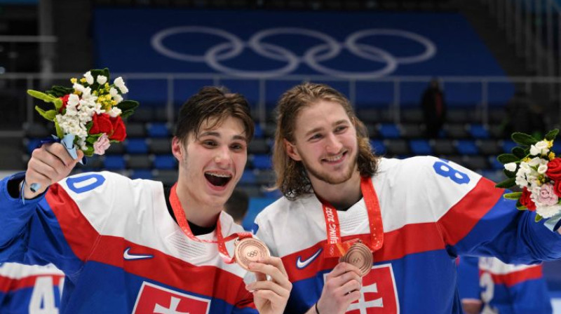 Jurajs Slafkovskis (no kreisās). Foto: AFP/Scanpix