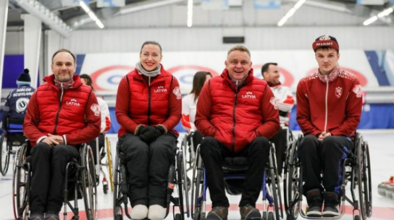 Poļina Rožkova un Oskars Briedis (vidū). Foto: Latvijas Kērlinga asociācija