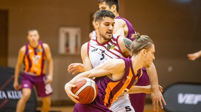 Edgars Lācis (#5) aizsardzībā. Foto: basket.lv