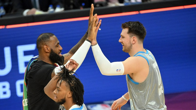 Luka Dončičs un Lebrons Džeimss 2022. gada 20. februārī Zvaigžņu spēlē Klīvlendā. Foto: USA Today/Scanpix