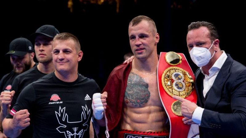 Mairis Briedis ar treneri Dmitriju Šiholaju un Kalli Zauerlandu. Foto: Boriss Simsons/LNK Boxing