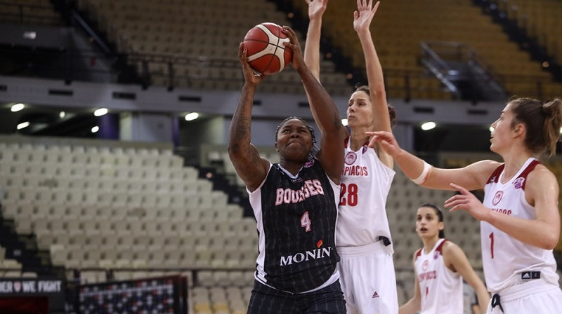 Kristīne Vītola cīņā ar Izabellu Jakubū jeb "Shaqoubou". Foto: EuroCup Women