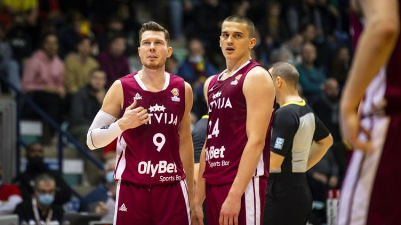 Dairis Bertāns (pa kreisi). Foto: FIBA