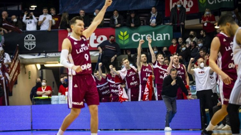 Latvijas izlase un Dairis Bertāns spēlē pret Beļģiju. Foto: FIBA