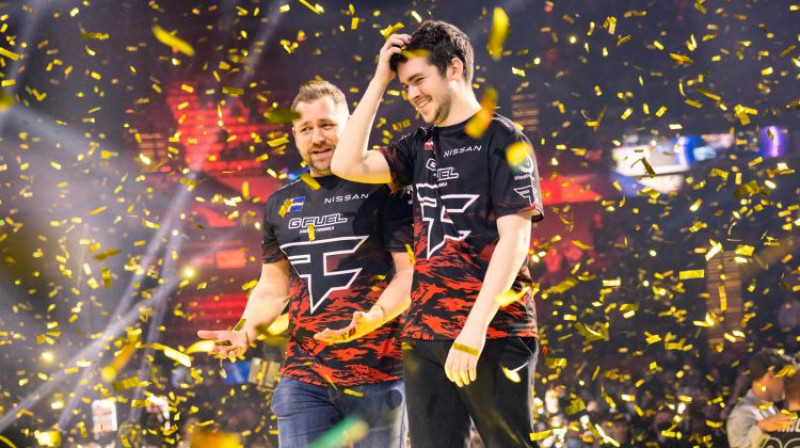 Helvijs broky Saukants dodas saņemt balvu. Foto: ESL