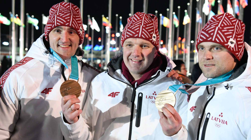 Sandis Prūsis kopā ar Phjončhanas spēļu bronzas medaļniekiem Oskaru Melbārdi un Jāni Strengu. Foto: I.Znotiņš/Bobslejs.lv