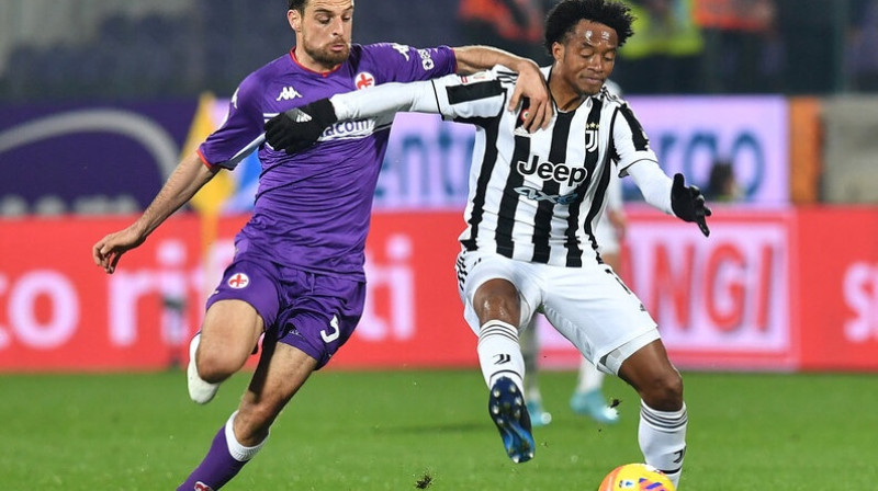 Džakomo Bonaventura pret Huanu Kvadrado. Foto: Reuters/Scanpix