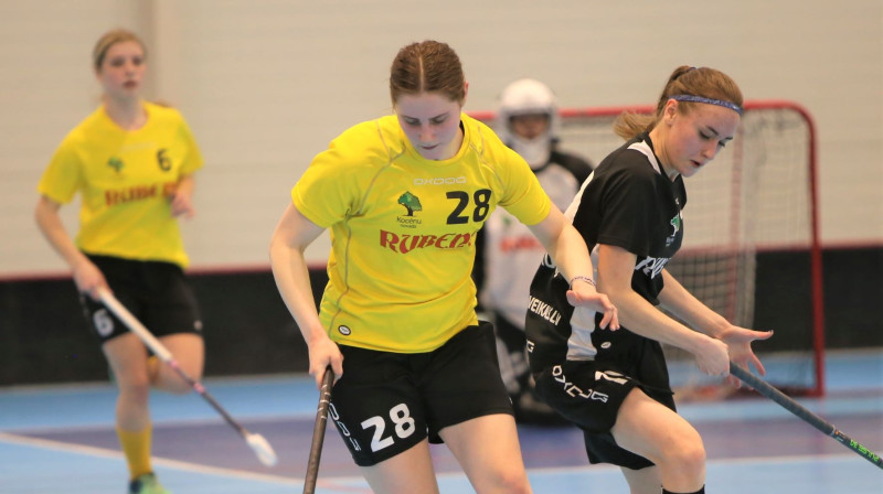 Ar bumbiņu Marta Lība Zameca (Rubene). Foto: Ritvars Raits, floorball.lv