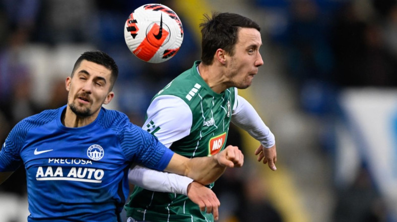 Dāvis Ikaunieks cīņā par bumbu. Foto: FK Jablonec