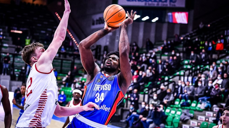 Mārcis Šteinbergs aizsardzībā. Foto: FIBA