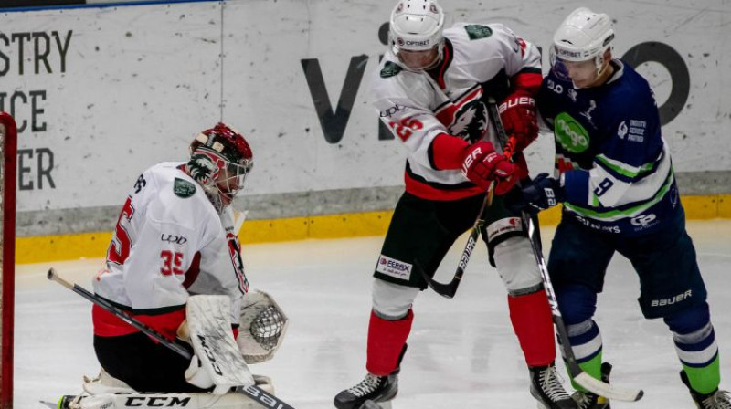 Rodrigo Strautiņš pret Gati Gricinski pie Māra Jučera vārtiem. Foto: OHL