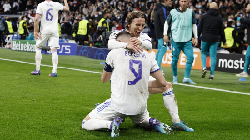 Karims Benzemā un Luka Modričs atzīmē ''Real'' trešos vārtus. Foto: Reuters/Scanpix