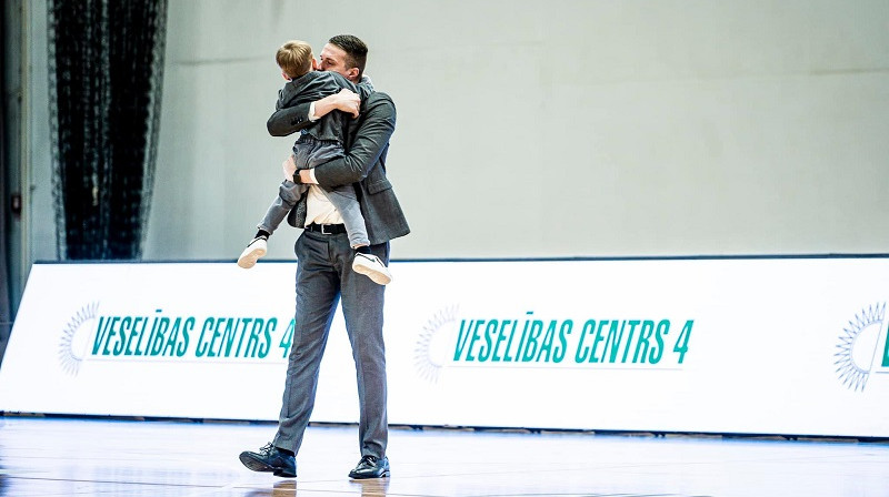 TTT treneris Mārtiņš Gulbis ar dēlu 2022. gada 23. februārī. Foto: Renārs Koris
