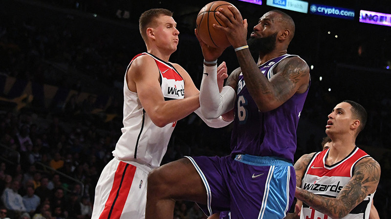 Kristaps Porziņģis pret Lebronu Džeimsu. Foto: USA Today Sports/Scanpix