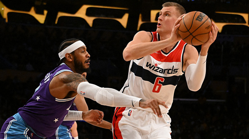 Karmelo Entonijs aizsardzībā pret Kristapu Porziņģi. Foto: USA Today Sports/Scanpix