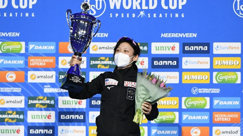 Miho Takagi ar izcīnīto Pasaules kausa kopvērtējuma trofeju. Foto: Reuters/Scanpix