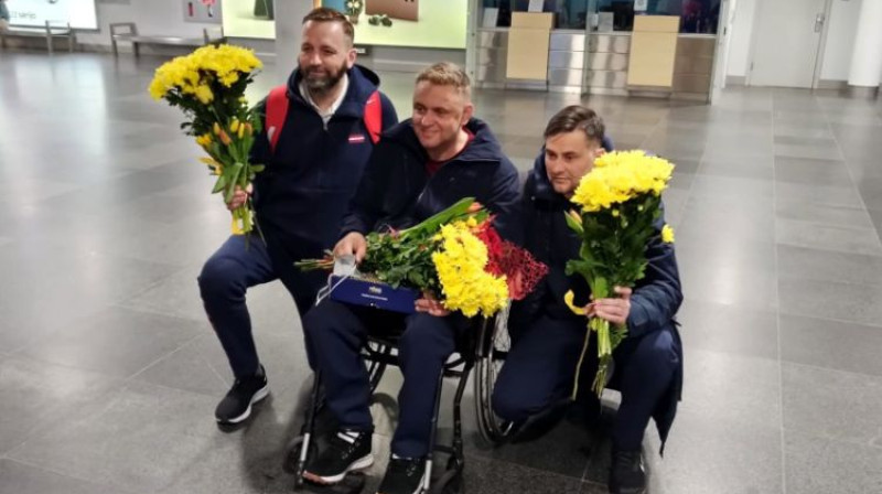 No kreisās: Rihards Jeske, Ojārs Briedis, Arnis Veidemanis. Publicitātes foto