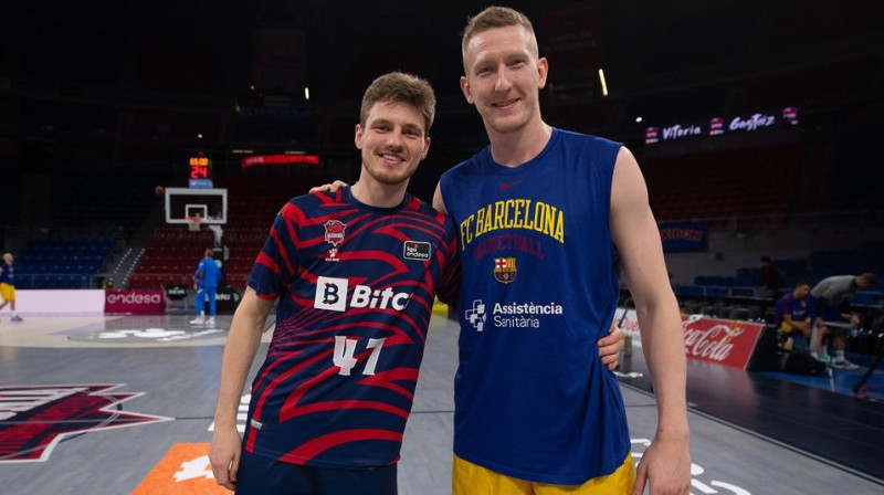 Spānijas čempioni Artūrs Kurucs (2020) un Rolands Šmits (2021). Foto: Barcelona Basquet