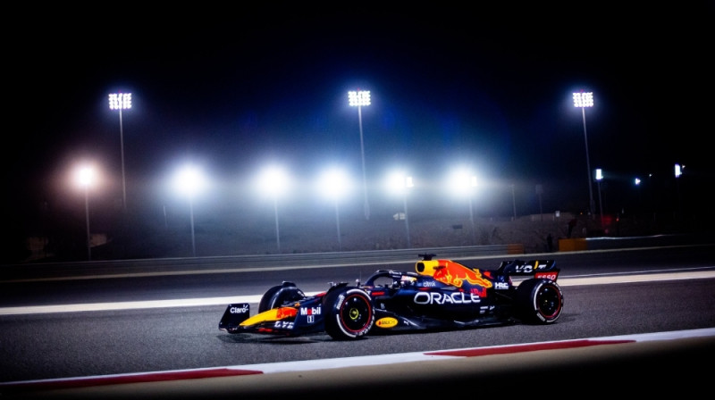 F1 superzvaigzne un pagājušās sezonas uzvarētājs Makss Verstapens trasē. Foto: Oracle Red Bull Racing