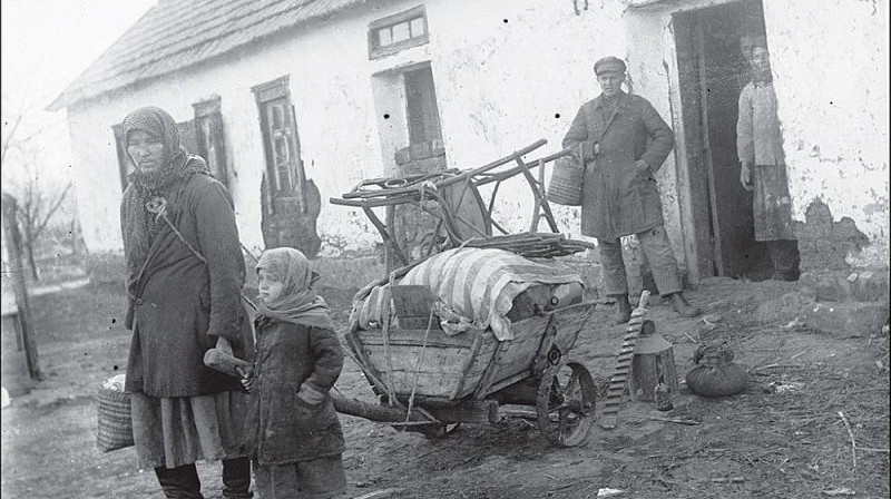 Ukraiņu zemnieku ģimenes padzīšana no mājām 30to gadu sākumā
Foto no Ukrainas nacionālās piemiņas grāmatas