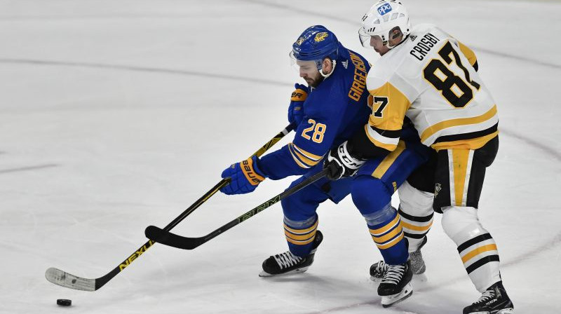 Zemgus Girgensons un Sidnijs Krosbijs. Foto:AP/Scanpix