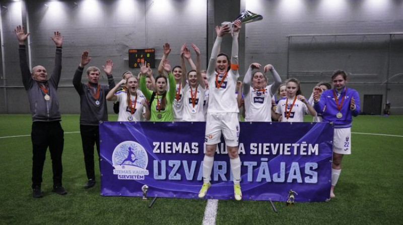 SFK "Rīga" ar Ziemas kausu. Foto: LFF