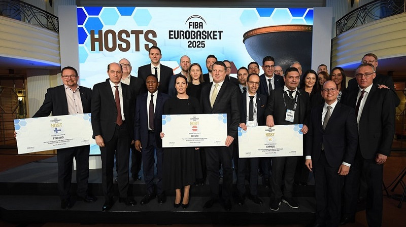 Somijas, Latvijas un Kipras pārstāvji ar "EuroBasket 2025" plakātiem. Foto: FIBA