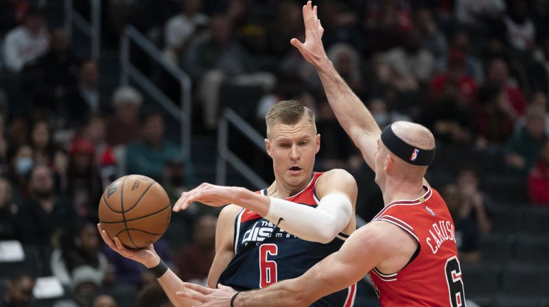 Kristaps Porziņģis un Alekss Karuso. Foto: AP/Scanpix
