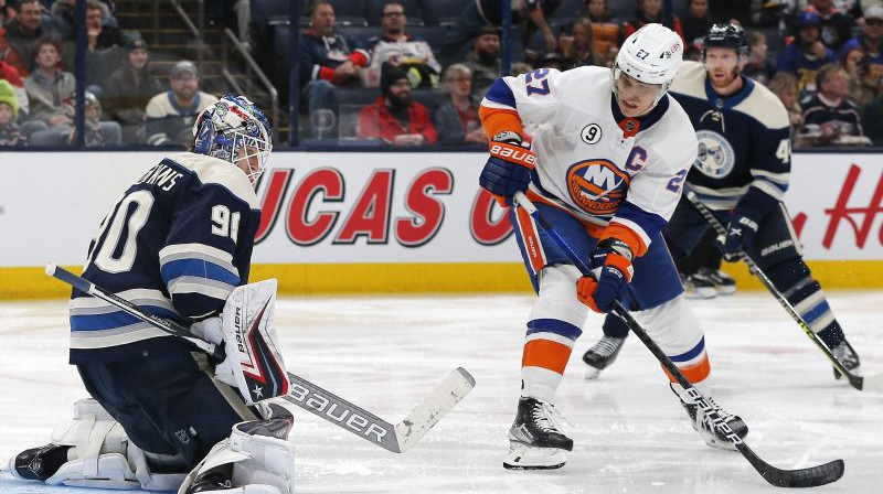 Elvis Merzļikins un Anders Lī. Foto: USA Sports Today/Scanpix