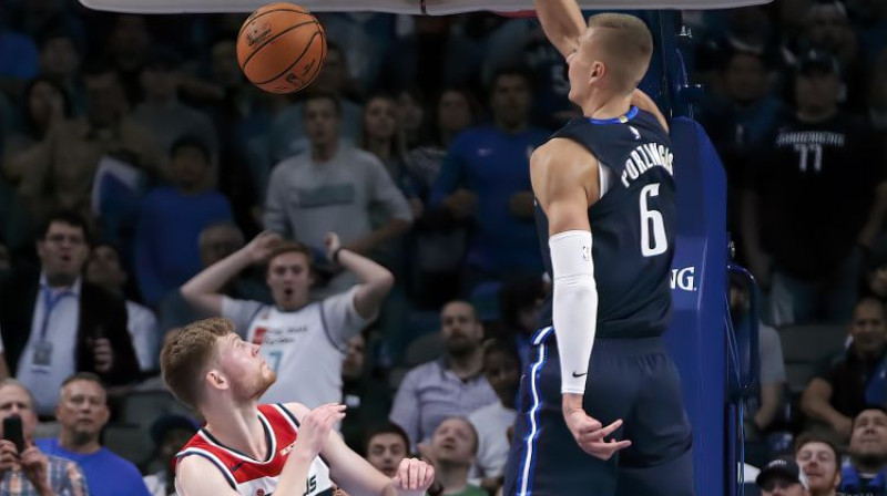 Dāvis Bertāns un Kristaps Porziņģis - nu jau pretējās komandās. Foto: USA TODAY Sports